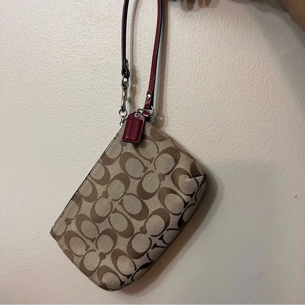 Coach wristlet with pink details! In good condition!